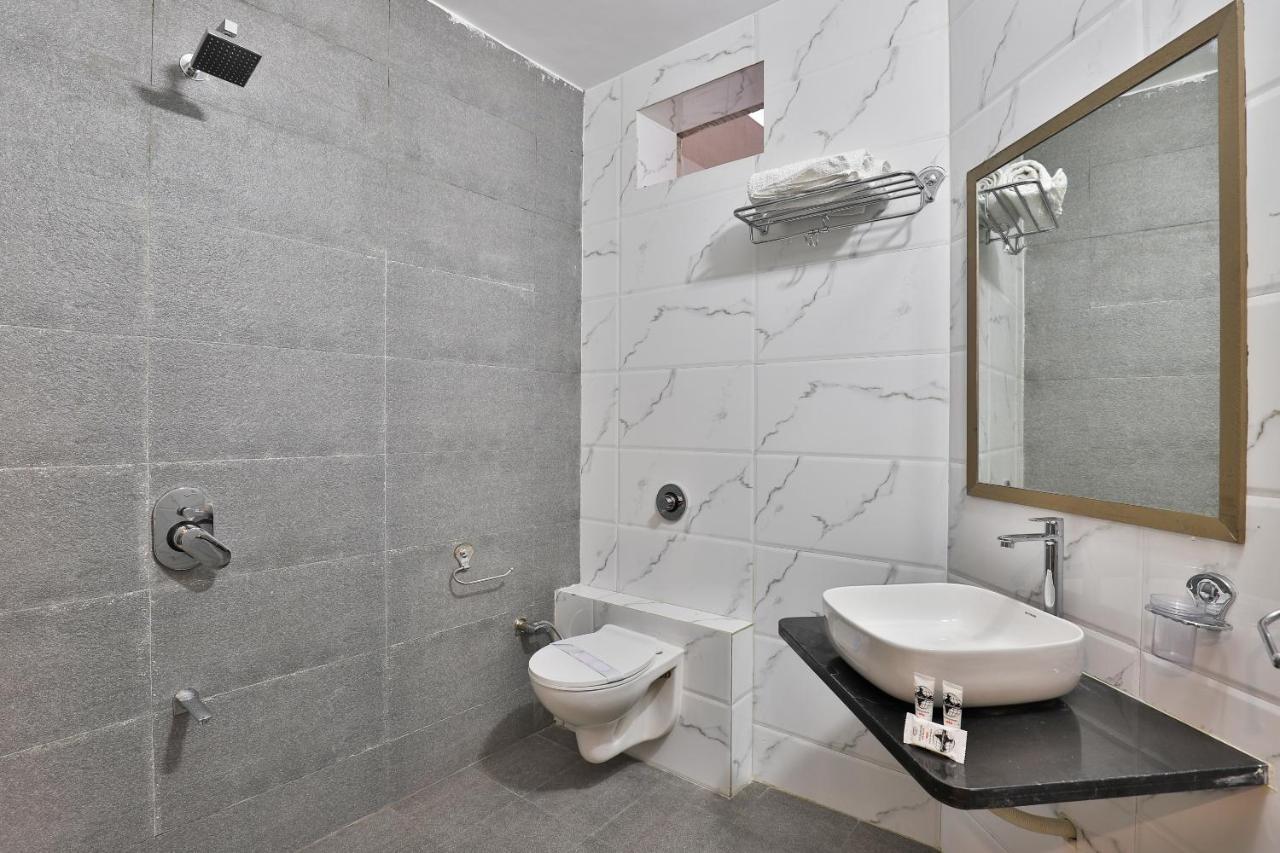 ראג'קוט Oyo 23540 Hotel Suryakant מראה חיצוני תמונה